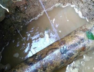 宝丰楼顶渗水维修公司分享下地暖漏水的原因及检测方法。